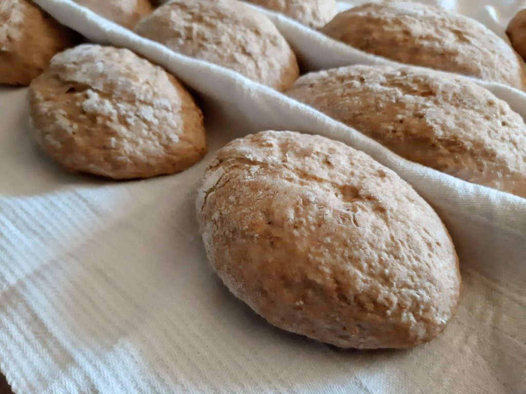 Teiglinge Dinkelvollkornbrötchen am Ende der Stückgare