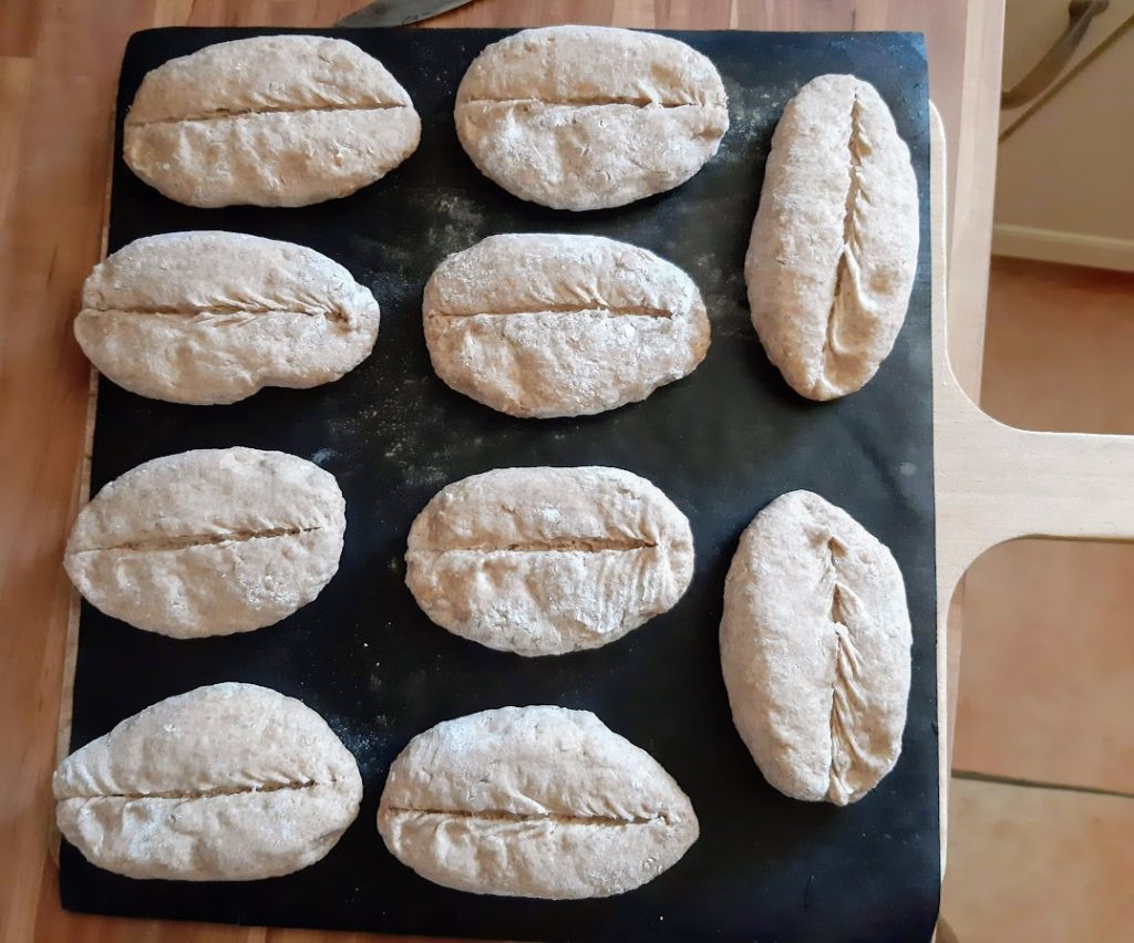 Teiglinge Dinkelvollkornbrötchen eingeschnitten