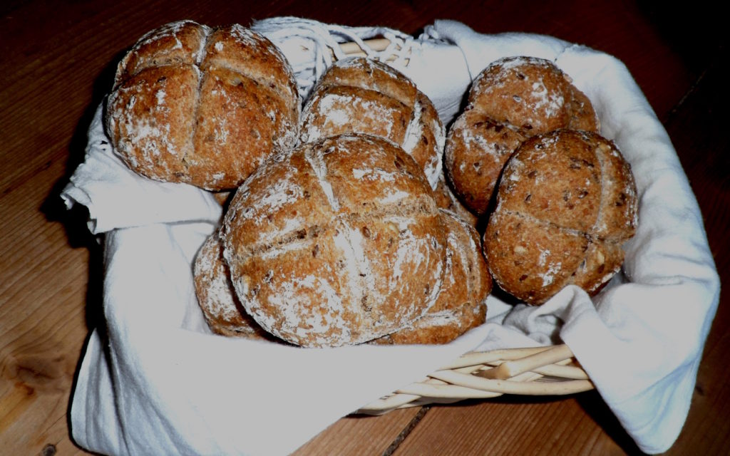 Vollkornbrötchen mit Saaten - locker und aromatisch - Miris Welt Vollkornbrötchen mit Saaten - locker und aromatisch - Miris Welt