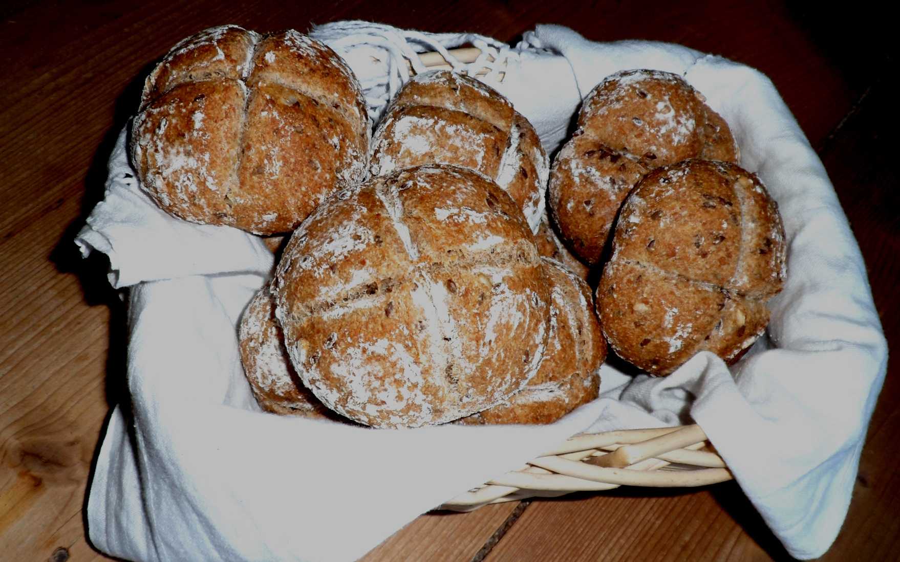 Vollkornbrötchen mit Saaten - locker und aromatisch - Miris Welt