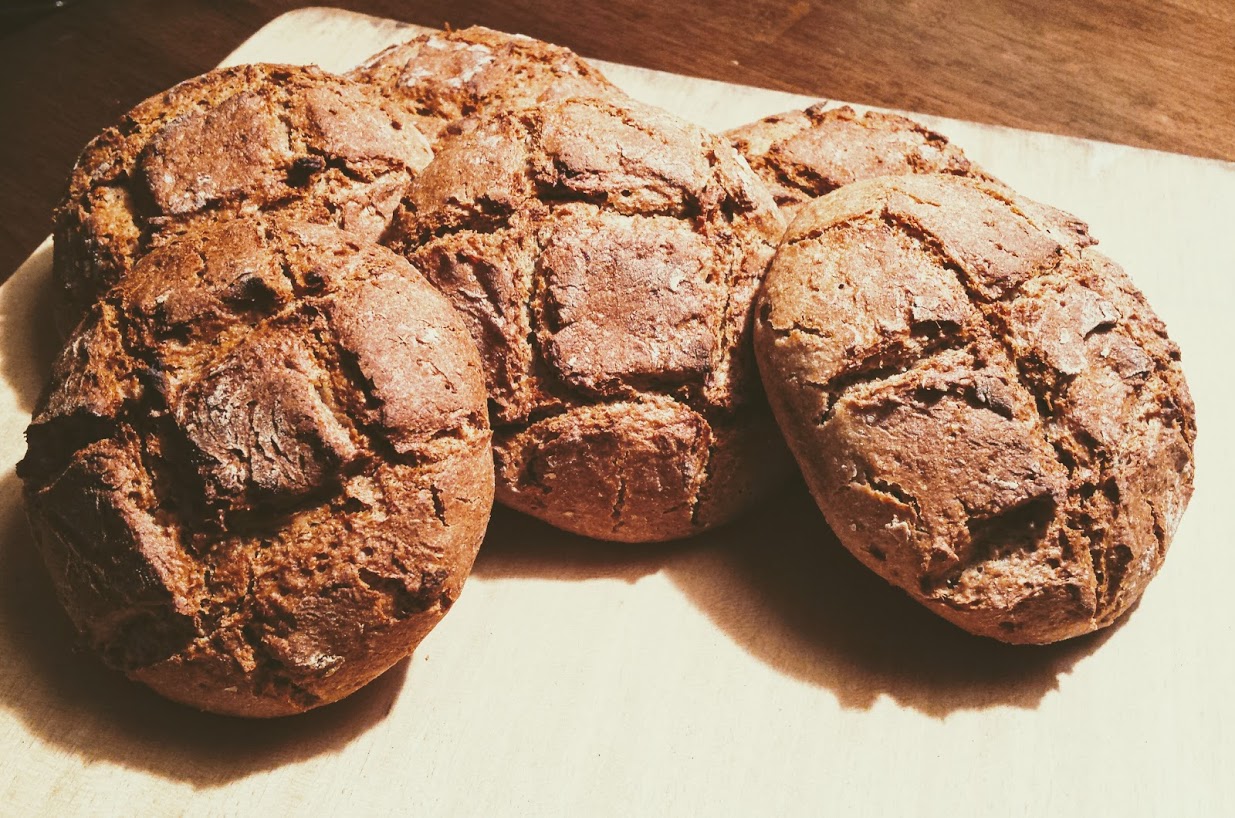 Dreikornbrötchen aus Roggen, Weizen, Buchweizen