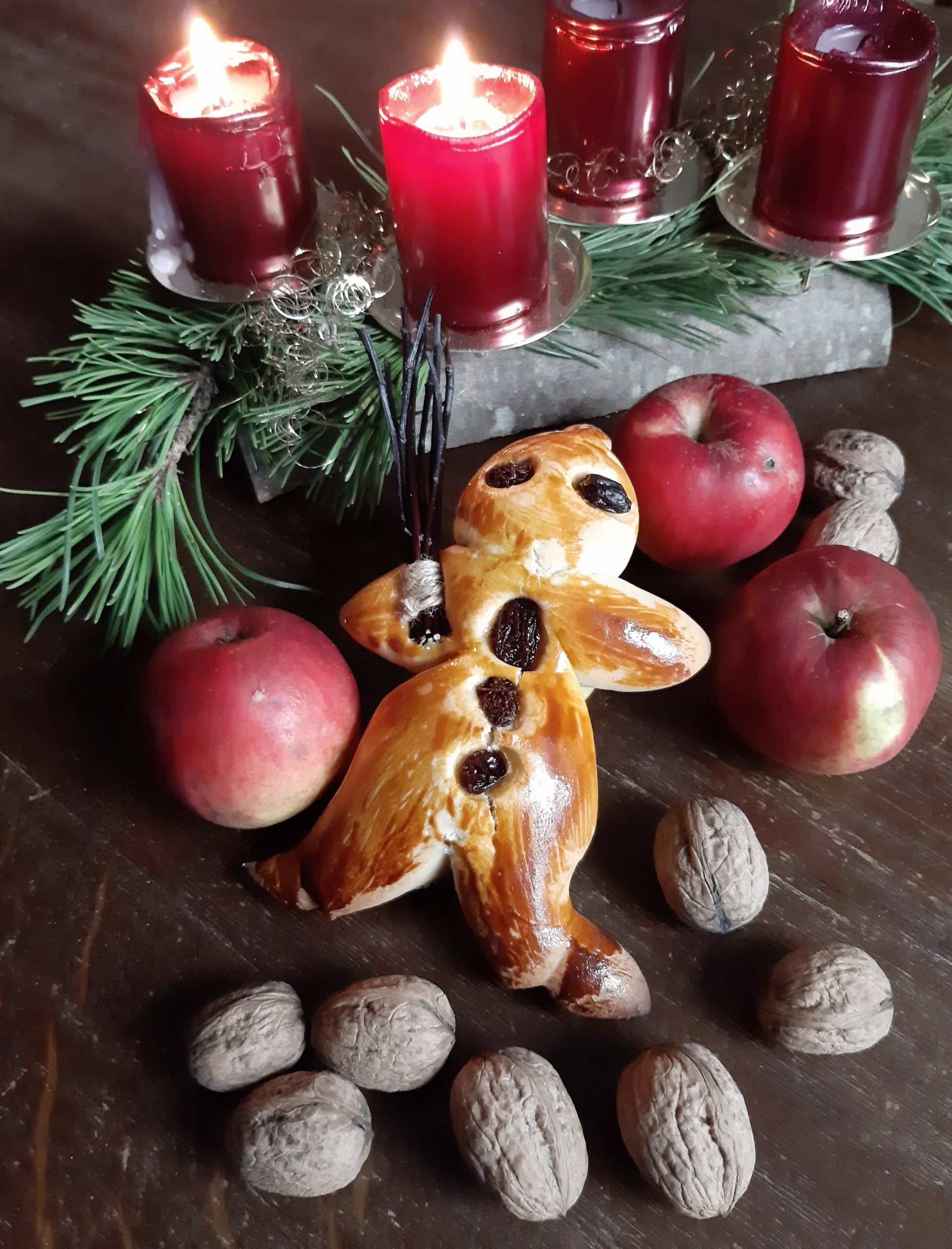 Weckmänner vor Adventskranz