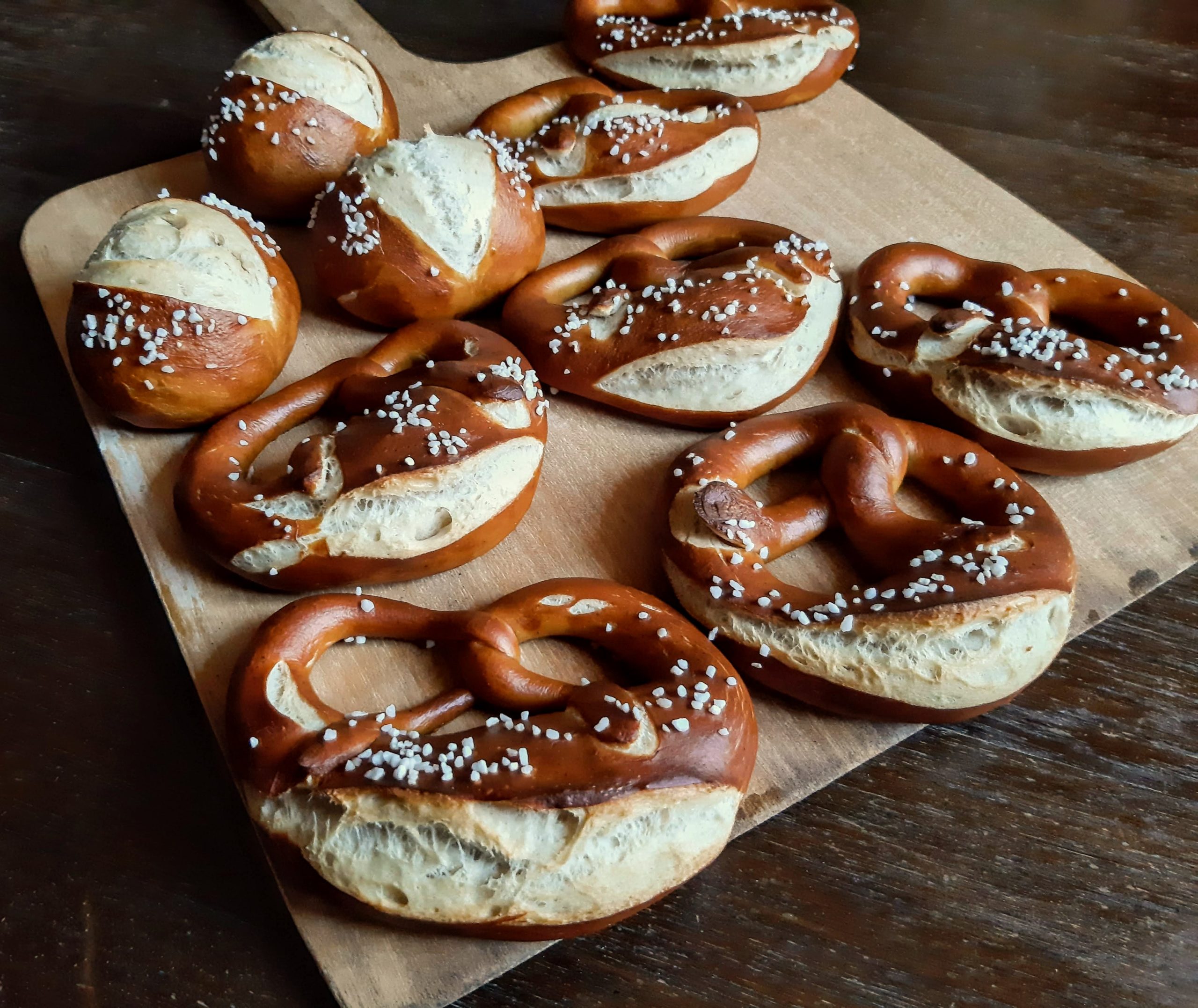 Laugenbrezeln backen mit Brezellauge - Miris Welt