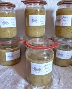 Eingeweckte Zucchinisuppe