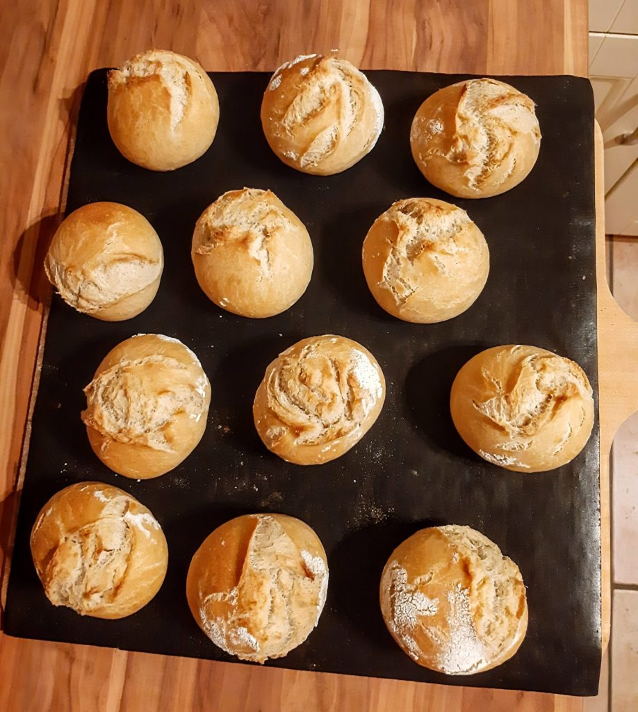 Gebackene rustikale Schmalzbrötchen