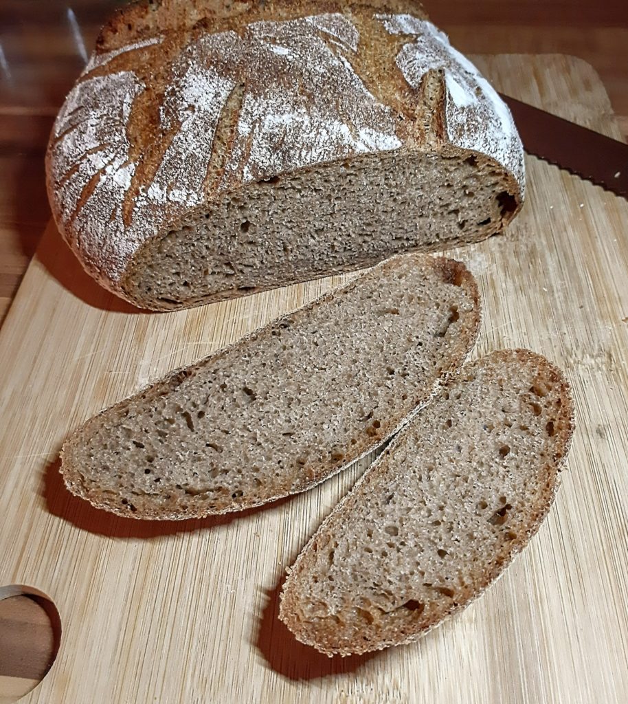 Angeschnittenes Vollkorn Sauerteigbrot