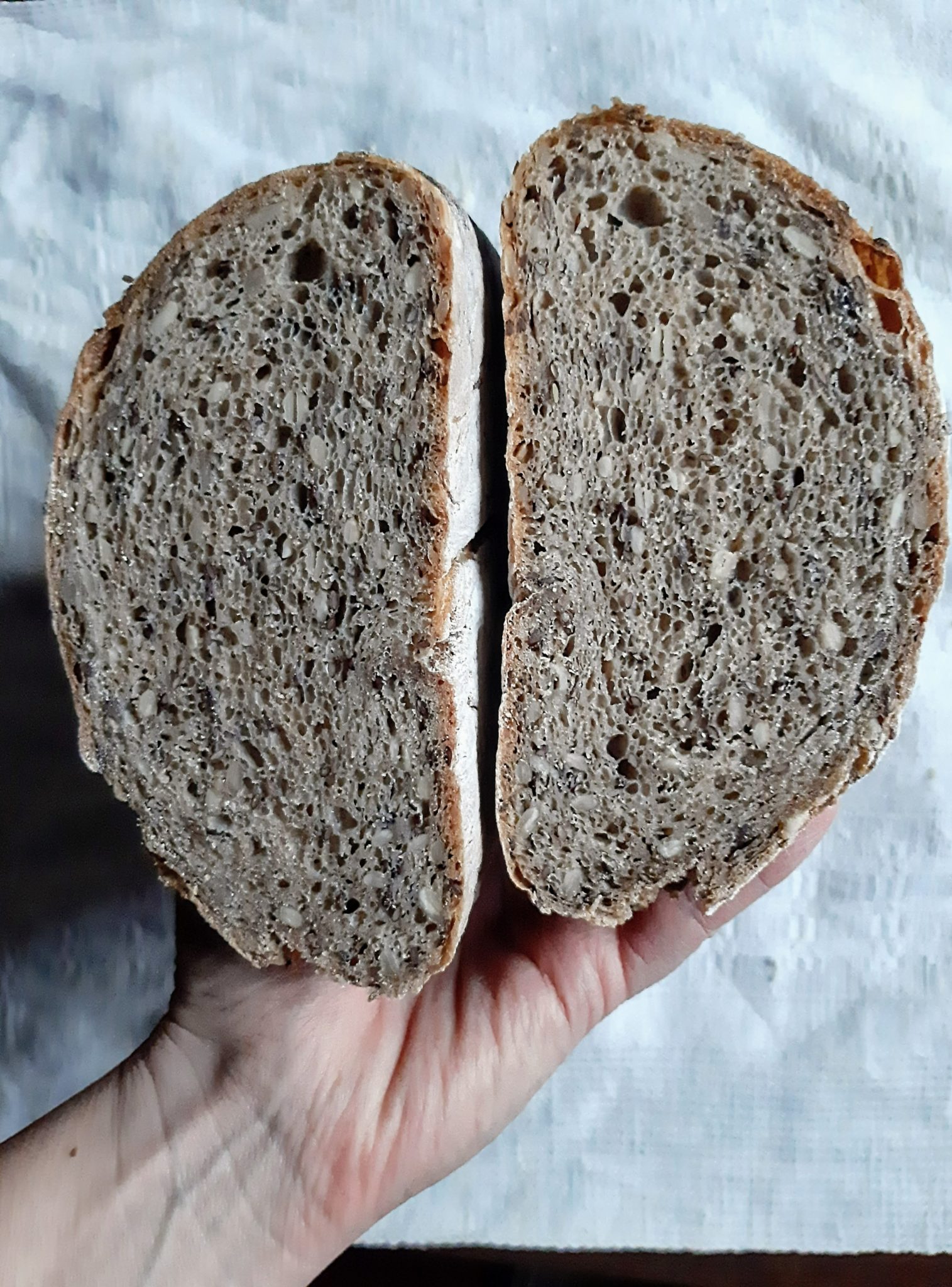 Körnerlaib - Mischbrot mit Vollkorn und langer Gehzeit - Miris Welt