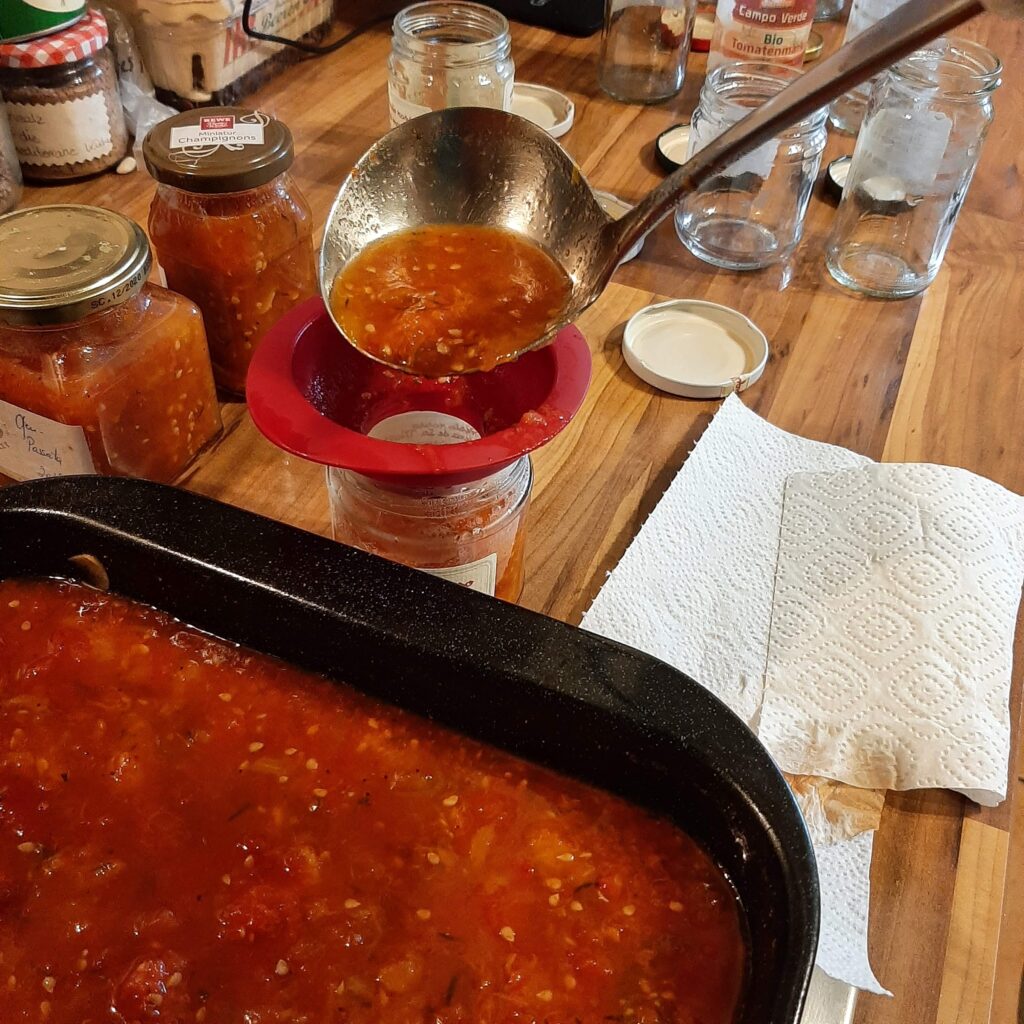 Tomatensauce in Weckgläser füllen