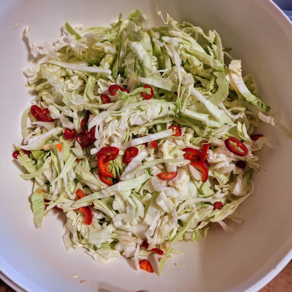 Sauerkraut aus Spitzkohl mit Chili
