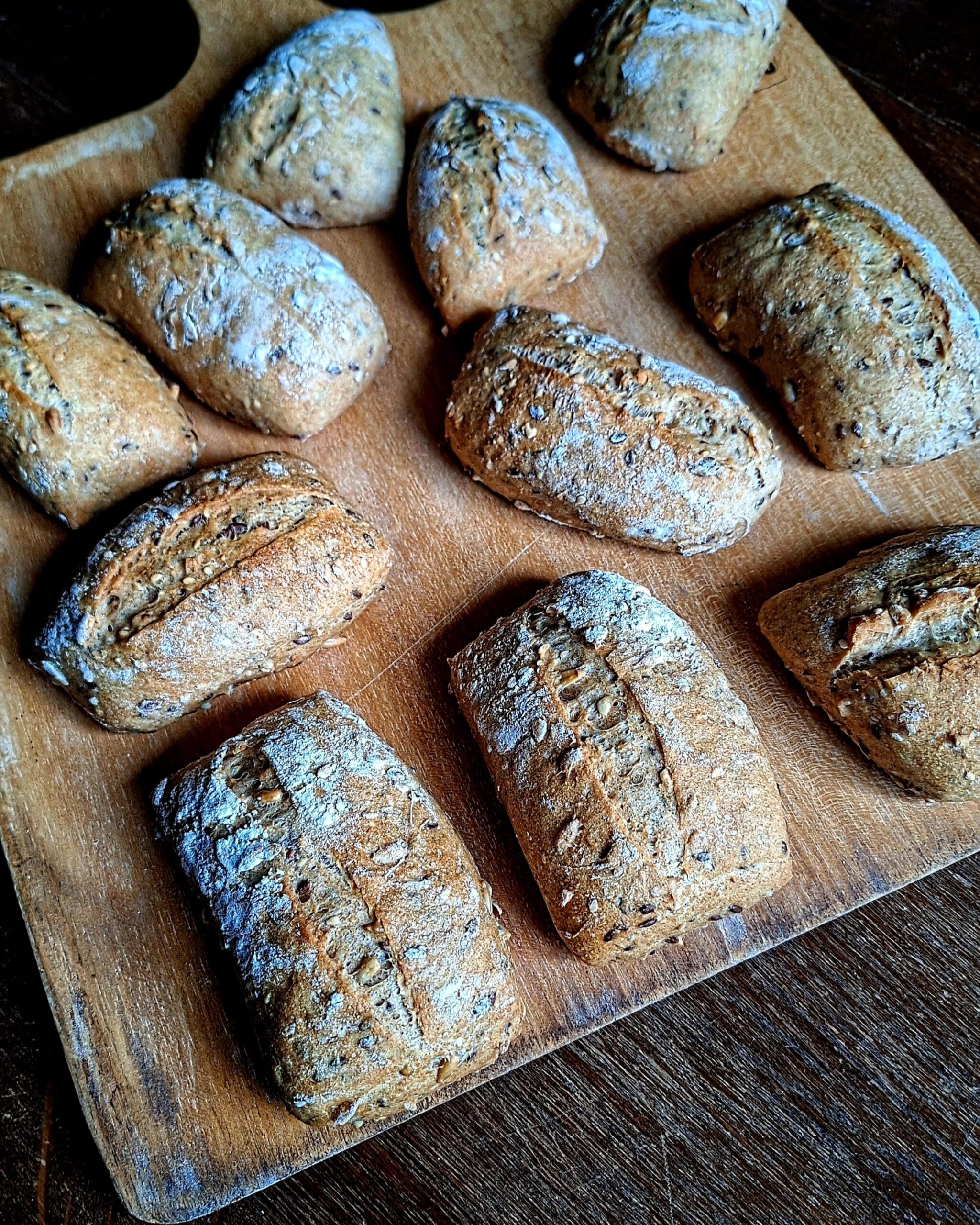Rustikale Brötchen aus Ruchmehl